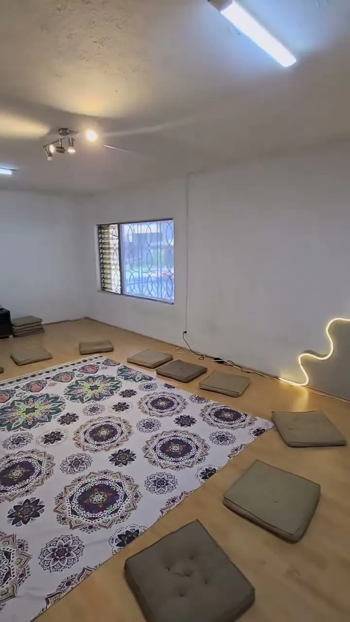 Salón grupal con tapete de mandalas y cojines