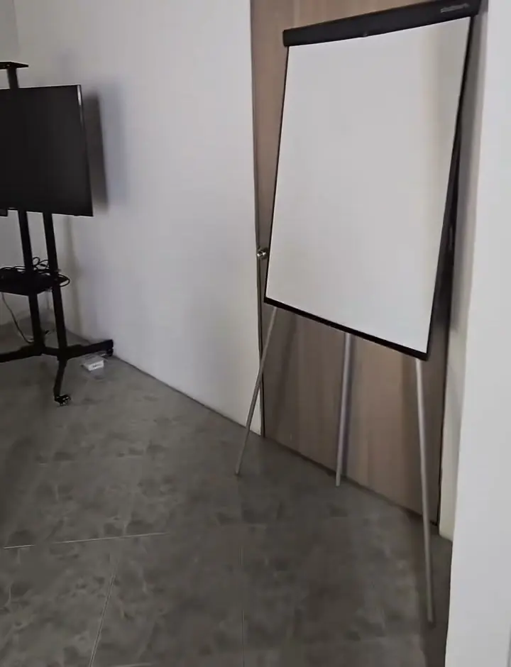 Sala de reuniones Ikigai con tablero y televisor